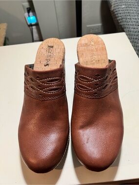 Korks brown leather Tina clogs with cork textured insoles and side stitching.